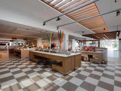 Nowoczesne lobby hotelowe z miejscami do siedzenia i jasnym recepcyjnym biurkiem.