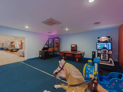 Wnętrze z automatami do gier i zabawkami dla dzieci w pokoju zabaw hotelu.