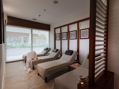 Pokój relaksacyjny z leżakami i dużymi oknami w hotelu.