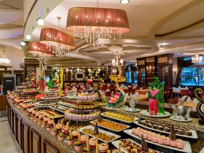 Buffet élégant avec une variété de desserts et snacks dans un restaurant.