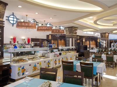 Restaurant lumineux et moderne avec buffet et tables décorées dans un hôtel.