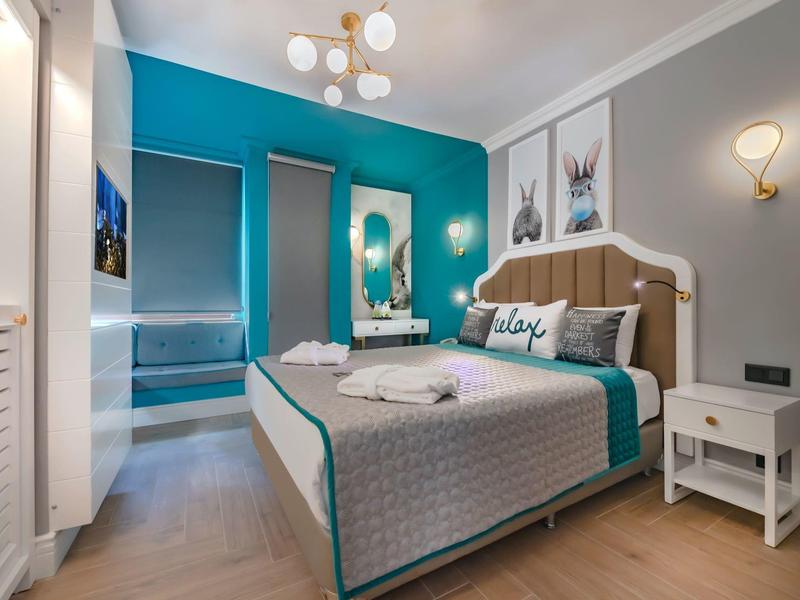 Chambre moderne avec lit double et décoration élégante.