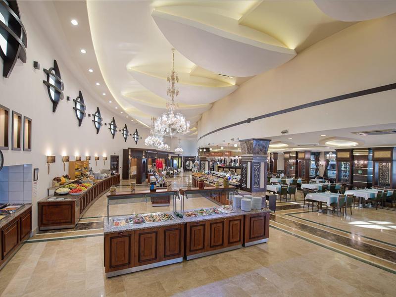 Grande salle de buffet d'hôtel avec éclairage chaud et boiseries