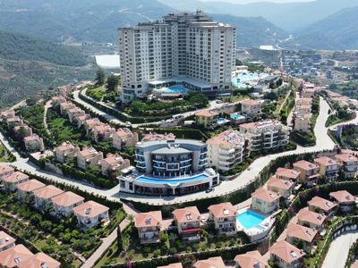 Großer Hotelkomplex auf einem Hügel mit mehreren Gebäuden und umliegenden Straßen.