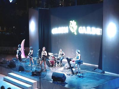 Scène avec musiciens et chanteuse dans une salle de concert éclairée