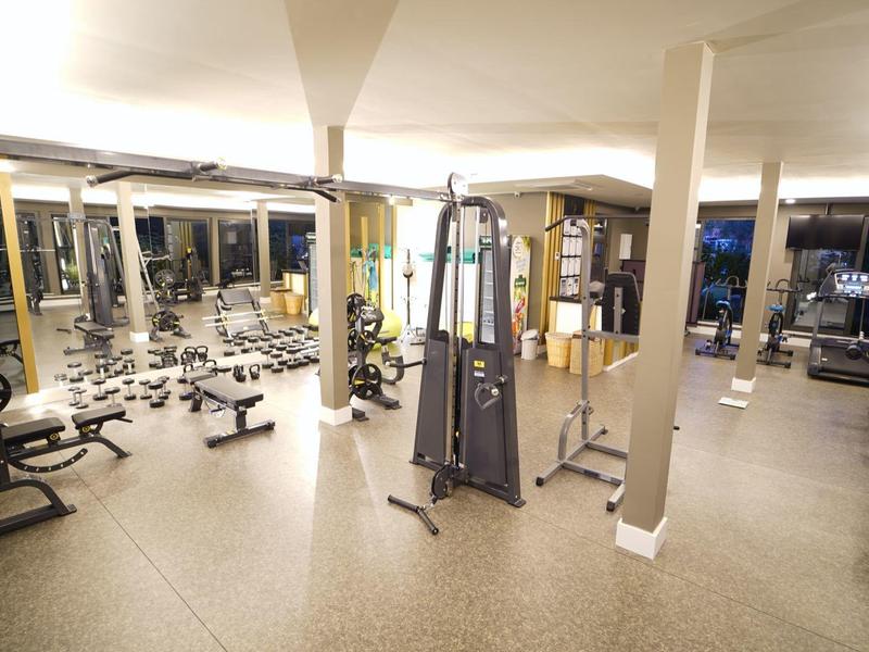 Ein gut ausgestatteter Fitnessraum mit verschiedenen Trainingsgeräten in einem Hotel.