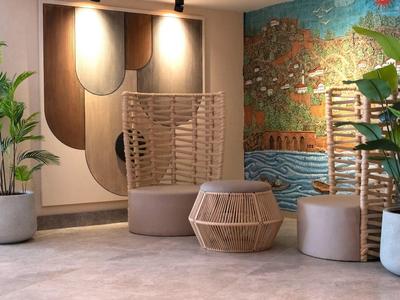Moderner Raum mit großen Pflanzen, Sitzgelegenheiten aus Holz und hellen, organischen Wanddekorationen.