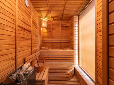 Gemütliche Sauna mit Holzverkleidung und großen Fenstern für Entspannung.