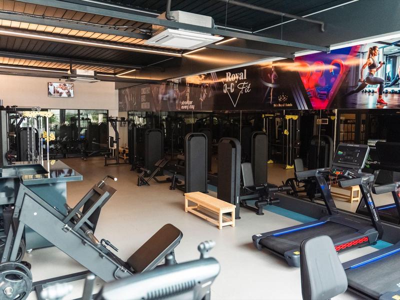 Moderní fitness vybavení v dobře vybavené tělocvičně hotelu.