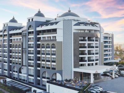Edificio di un hotel moderno con più piani e tetti a cupola al tramonto.