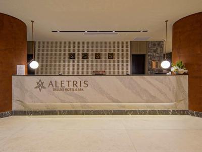 Nowoczesna recepcja hotelowa z białym marmurem i drewnianymi kolumnami