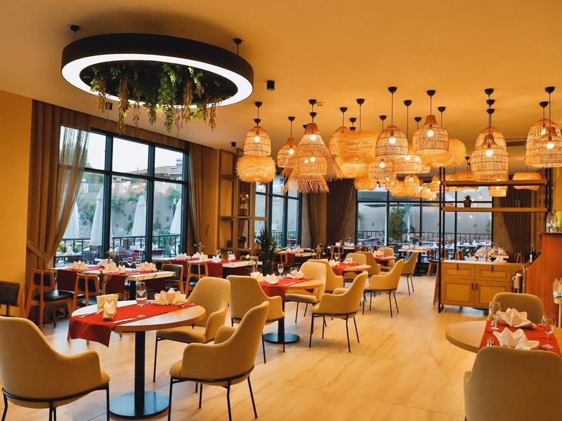 Jasno urządzone miejsce w hotelowej restauracji z nowoczesnym oświetleniem i wygodnymi siedzeniami.