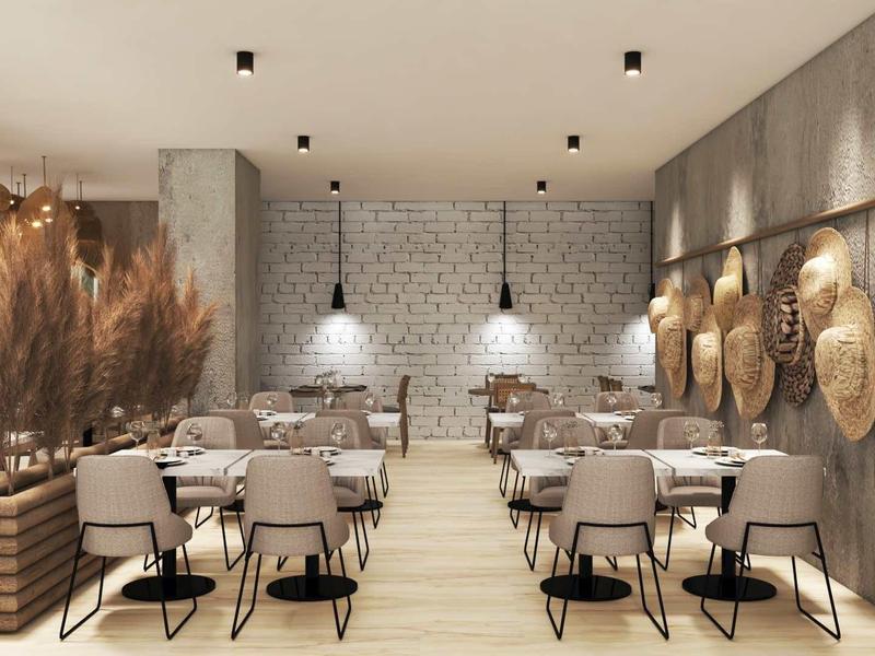 Nowoczesna restauracja z jasnymi krzesłami, drewnianymi stołami i dekoracyjnymi maskami na ścianach.