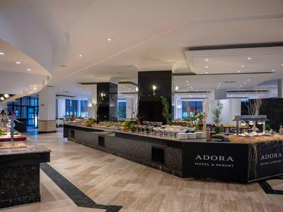 Buffet moderne et élégant avec grandes surfaces en marbre et ambiance lumineuse chaleureuse.