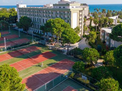 Hotel con diversi campi da tennis e vista sul mare sullo sfondo