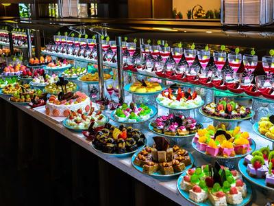 Buffet avec une variété de plats raffinés et des verres à vin dans un restaurant élégant