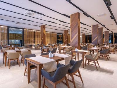 Modernes, helles Restaurant mit elegantem Mobiliar und großen Fenstern