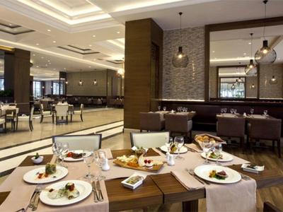 Elegantes Restaurant mit gedeckten Tischen, bequemen Stühlen und modernem, hellem Interieur.