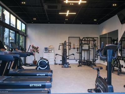 Moderne sportschool met loopbanden en fitnessapparatuur in een hotel.