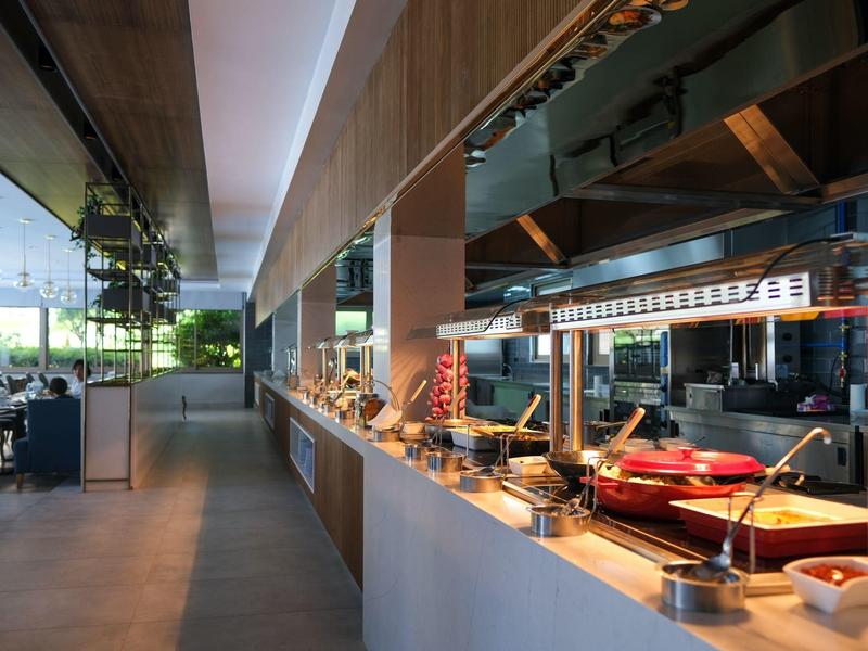 Modernes Restaurantbuffet mit warmen Speisen und stilvoller Einrichtung.