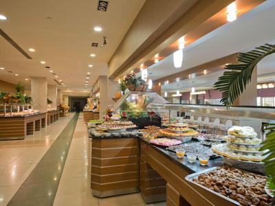 Spacious hotel buffet with a variety of dishes and warm lighting.