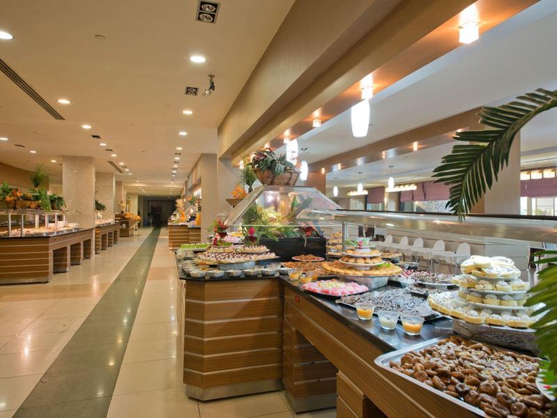 Spacious hotel buffet with a variety of dishes and warm lighting.
