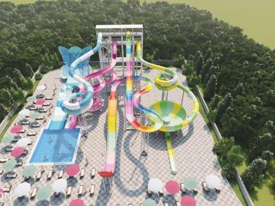 Toboganes de agua coloridos y piscinas en un parque acuático rodeado de un bosque denso.