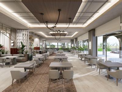 Przestronna, jasna sala restauracyjna hotelu z nowoczesnymi stołami, krzesłami i dostępem do tarasu.