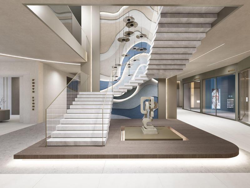 Nowoczesne, jasne wnętrze z zakrzywionymi schodami i rzeźbą w hotelu.