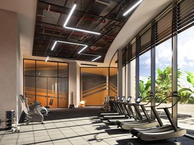 Moderní posilovna s běžeckými pásy u velkých oken a schodištěm v pozadí.