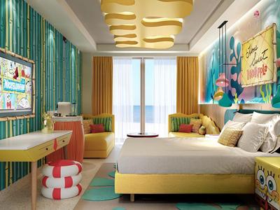 Buntes Schlafzimmer mit gelbem Bett, blau-grünen Wänden und großer Fensterfront mit Vorhängen.