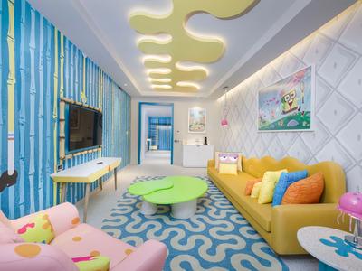 Kleurrijke woonkamer met banken, tv en opvallend blauw tapijt in een moderne hotelkamer.