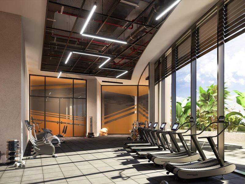 Moderne sportschool met loopbanden en grote ramen die natuurlijk licht binnenlaten.