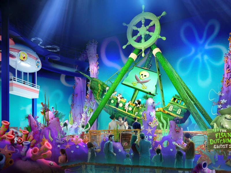 Kleurrijke speelplaats met onderwaterthema met figuren en een enorme schommel.