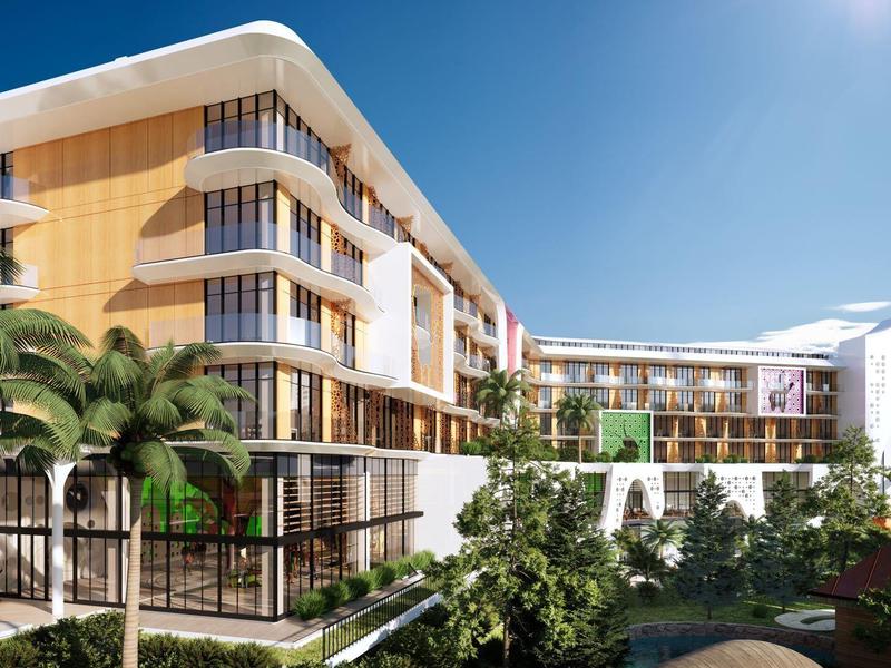 Modern hotelgebouw met houten gevel, palmbomen en heldere blauwe lucht