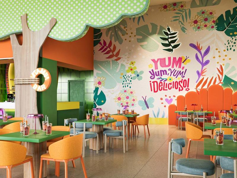 Heldere eetruimte met kleurrijke stoelen, grote muurschilderingen en een boomdecoratie.