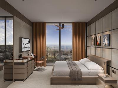 Moderní hotelový pokoj s velkým oknem, postelí, komodou, židlí a výhledem na město za denního světla.