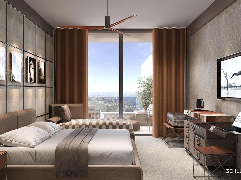 Moderní hotelový pokoj s manželskou postelí, psacím stolem, televizí a velkým oknem s výhledem.