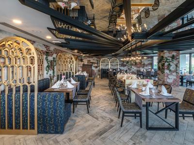 Restaurant élégant avec sièges modernes et murs en bois décoratifs