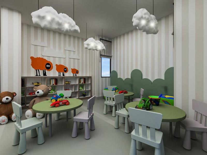 Sala giochi per bambini con tavoli, sedie, giocattoli e lampade a forma di nuvola sul soffitto.