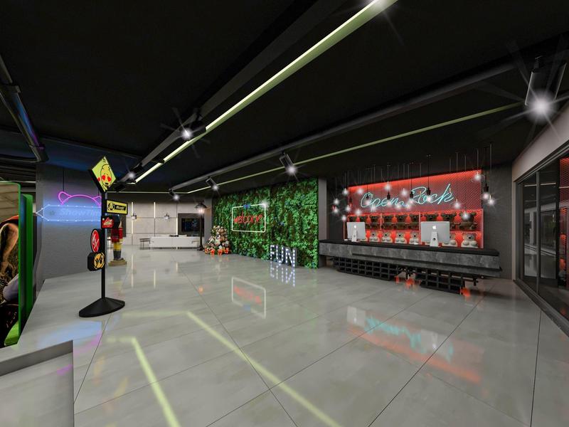 Moderna hall dell'hotel con sedili imbottiti, canestro da basket e parete verde di piante