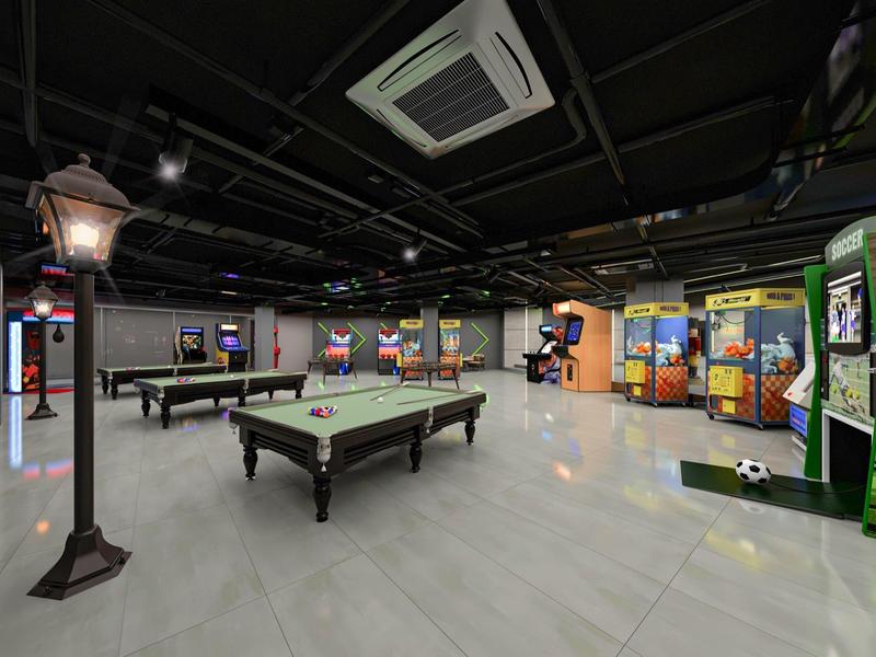 Sala giochi moderna con tavoli da biliardo e giochi arcade in un hotel