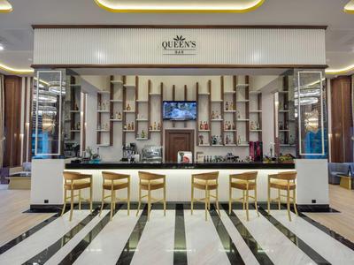 Elegancki bar z złotymi stołkami w hotelu o nowoczesnym designie.