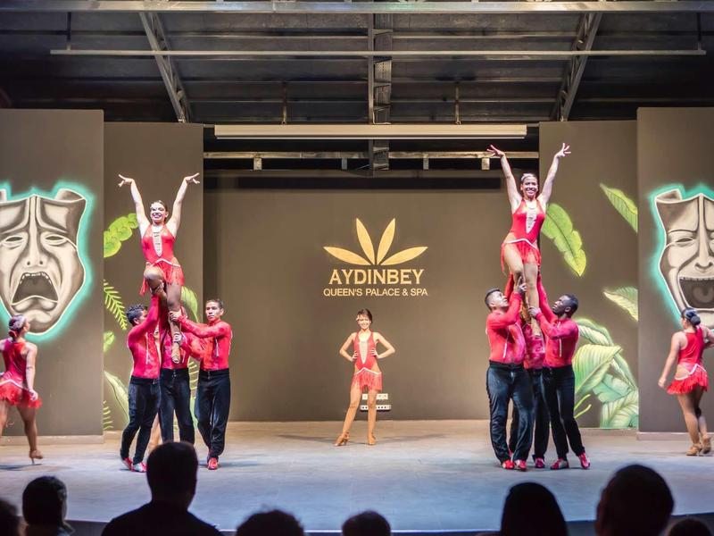 Pokaz tańca z akrobacjami na scenie podczas wydarzenia Aydınbey.
