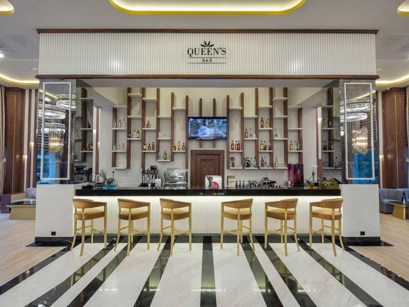 Elegancki bar z złotymi stołkami w hotelu o nowoczesnym designie.