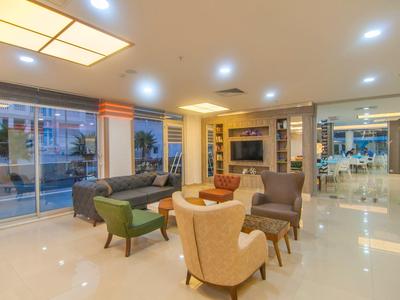 Salón moderno de hotel con sillones y vista a la piscina