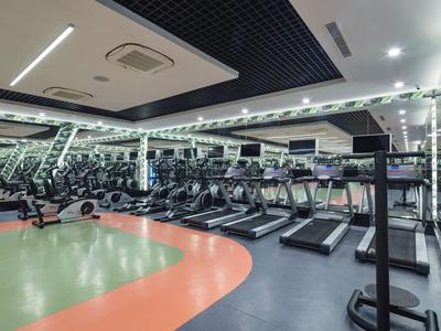 Palestra moderna con tapis roulant e varie attrezzature per allenamento in un hotel.