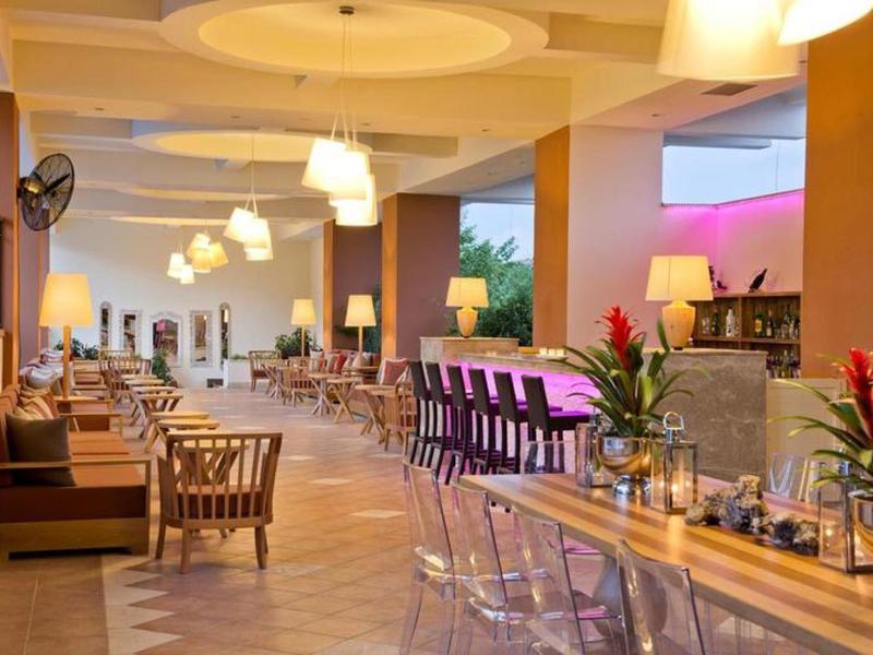 Helle, stilvolle Hotelbar mit Holz- und Acrylmöbeln sowie Ausdruck moderner Einrichtung.