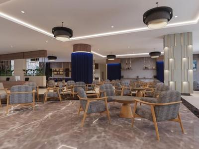 Moderner Hotel-Loungebereich mit bequemen Sesseln und gedämpfter Beleuchtung.