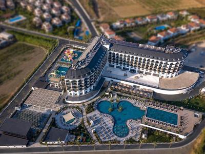 Modernes Hotel mit großen Pools und strategischer Lage nahe Wohngebieten.